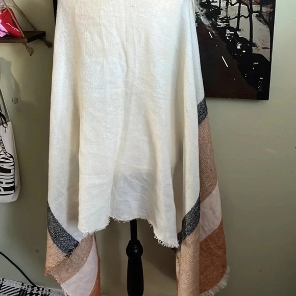 Old Navy oversized wrap around scarf with fringe - Picture 6 of 13